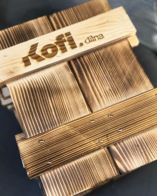 I @kofi.dilna děkujeme za důvěru 🔥📦 Gravírovali jsme firemní logo 🫵🏻 a naplnili jsme boxy výběrovými rumy 🥃 I tobě můžeme...